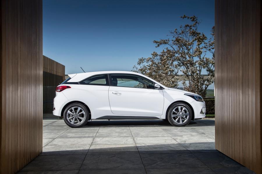  Hyundai i20 Coupe 2015 года  (UK) (фото 5 из 30)